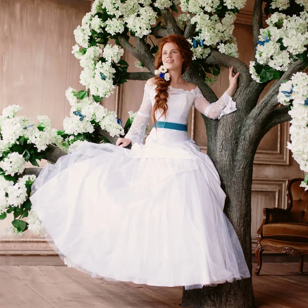 Hermosa Princesa Modelo Chica Palacio Con Flores Novia Con Vestido —  Fotos de Stock