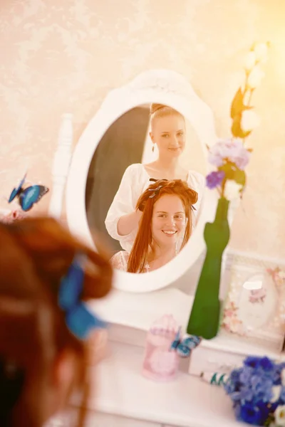 发型师做婚礼前的新娘 — 图库照片