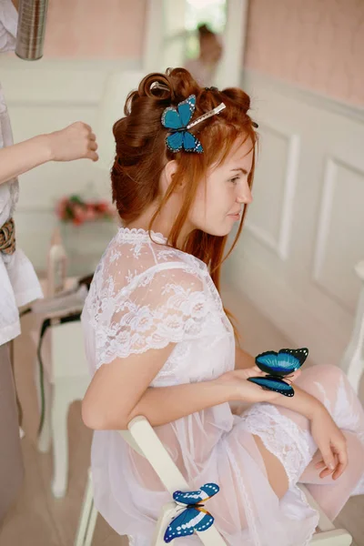 Friseur Macht Die Braut Vor Der Hochzeit — Stockfoto