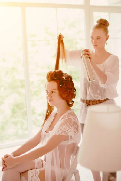 Hair Stylist Rende Sposa Prima Del Matrimonio — Foto Stock