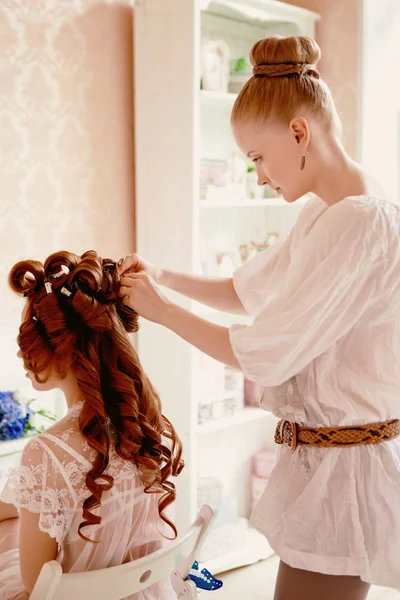 Hair Stylist Rende Sposa Giorno Del Matrimonio — Foto Stock