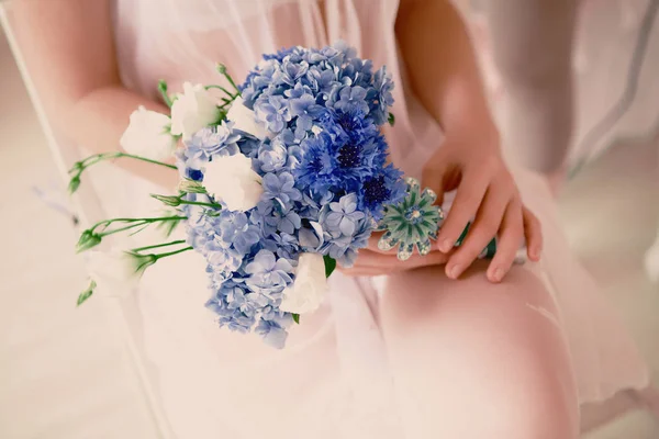Menyasszony Bouquet Virágok Gyönyörű Esküvői Kiegészítők — Stock Fotó