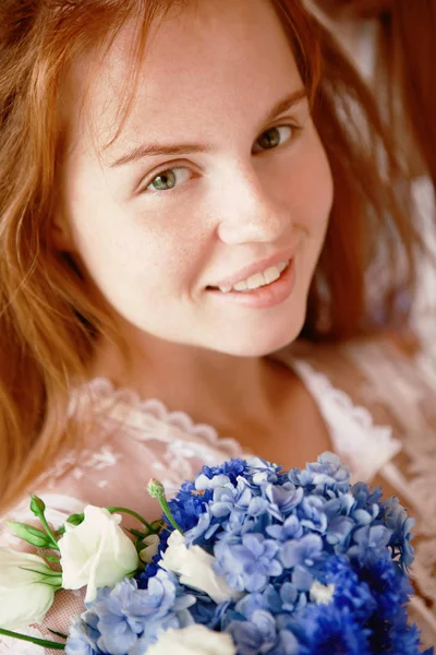 ヘアスタイリストは結婚式の前に の花嫁 — ストック写真