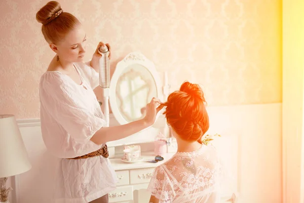 Hair Stylist Makes Bride Wedding Day — Stock Photo, Image