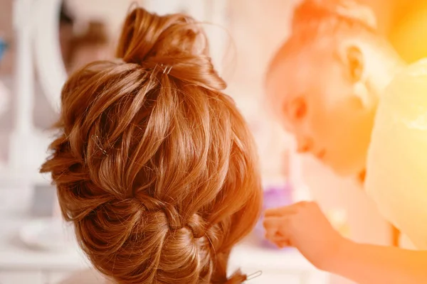 Saç Stilisti Gelin Düğün Gününde Yapar — Stok fotoğraf