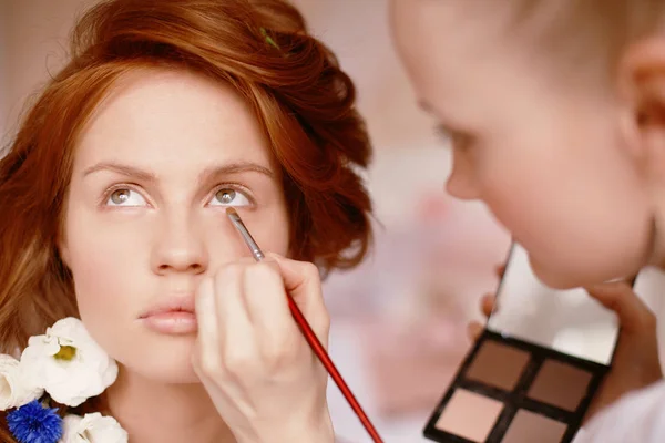 Stylist Gör Makeup Bruden Innan Bröllopet — Stockfoto