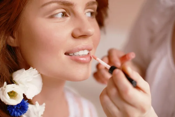 Stylist Gör Makeup Brud Bröllopsdagen — Stockfoto