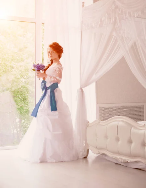大規模な明るい部屋のインテリアの美しい花嫁 — ストック写真