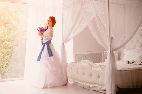 大規模な明るい部屋のインテリアの美しい花嫁 — ストック写真