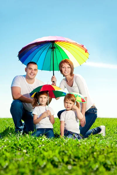 幸福的家庭在户外公园在阳光明媚的日子 爸爸和两个女儿在绿色 — 图库照片