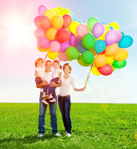 Familia Feliz Celebración Globos Colores Aire Libre Mamá Ted Dos — Foto de Stock