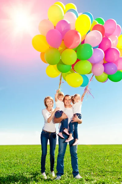 Família Feliz Segurando Balões Coloridos Livre Mãe Ded Duas Filhas — Fotografia de Stock