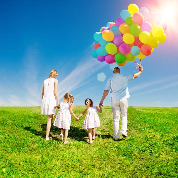 Familia Feliz Sosteniendo Globos Colores Mamá Ted Dos Hijas Jugando — Foto de Stock