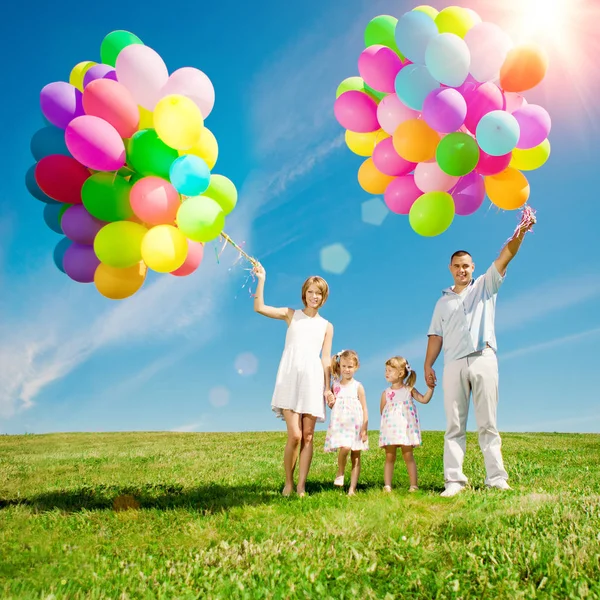 Gelukkig Familie Bedrijf Kleurrijke Ballonnen Mam Ded Twee Dochters Spelen — Stockfoto