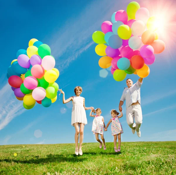Счастливая Семья Держит Красочные Воздушные Шары Мама Дедд Две Дочери — стоковое фото