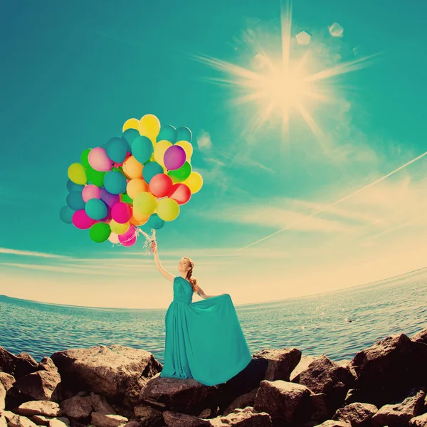 Moda Lujo Mujer Con Estilo Con Globos Mano Playa Contra —  Fotos de Stock