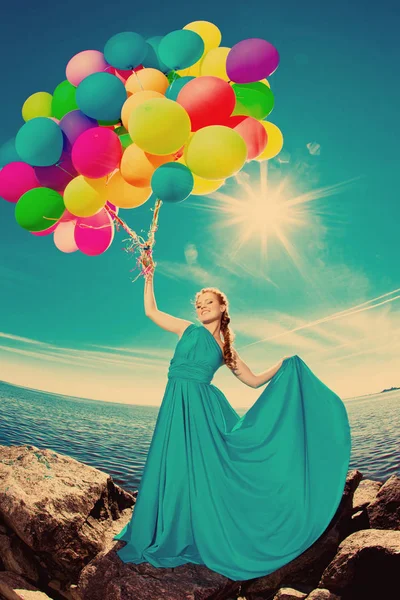 豪华时尚时髦的女人用手对着天空海滩上气球和长裙的太阳 — 图库照片