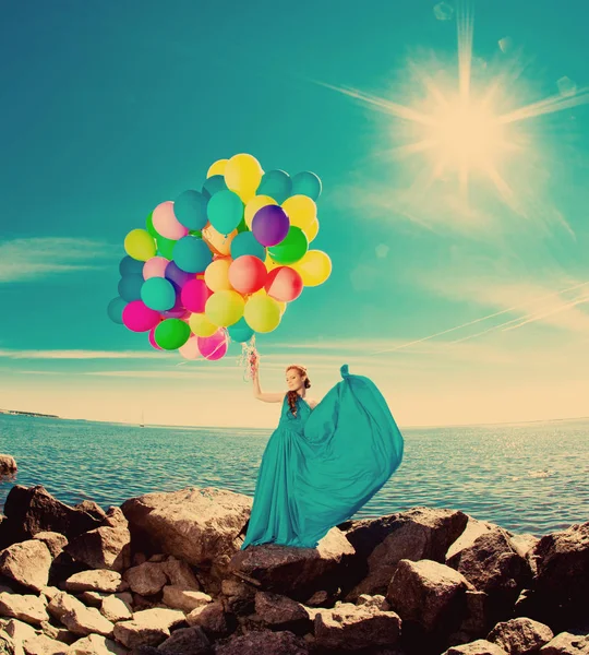 Donna Moda Lusso Con Palloncini Mano Sulla Spiaggia Contro Cielo — Foto Stock