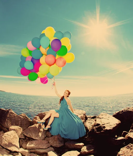 Balon Gökyüzüne Karşı Sahilde Elinde Güneşin Uzun Elbiseli Kadın Lüks — Stok fotoğraf