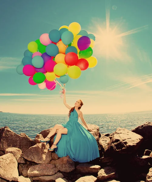 Mode Luxe Femme Élégante Avec Des Ballons Main Sur Plage — Photo