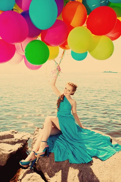 Mulher Moda Luxo Com Balões Mão Praia Contra Céu Sol — Fotografia de Stock