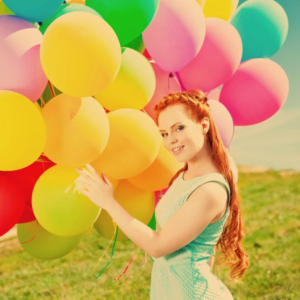 Luxus Mode Frau Mit Luftballons Der Hand Auf Dem Feld — Stockfoto