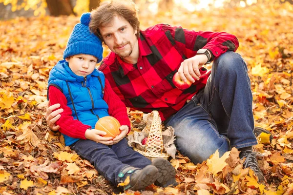 父亲和儿子在秋园散步 森林里的一个孩子和一个男人正在散步 家庭花时间在大自然中 — 图库照片