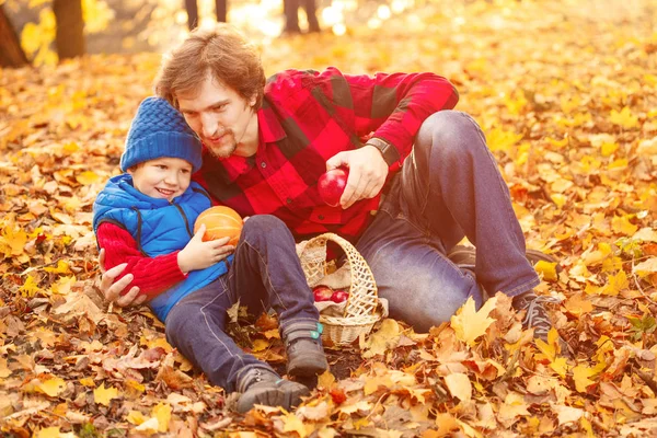 Padre Camina Con Hijo Parque Otoño Niño Hombre Bosque Están — Foto de Stock