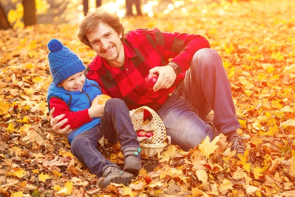 Padre Camina Con Hijo Parque Otoño Niño Hombre Bosque Están — Foto de Stock