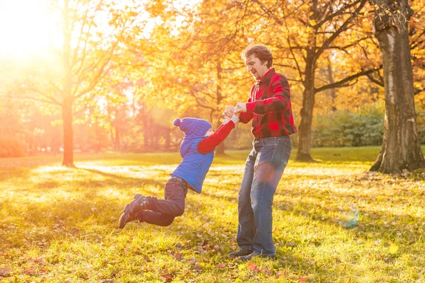 Padre Camina Con Hijo Parque Otoño Niño Hombre Bosque Están —  Fotos de Stock