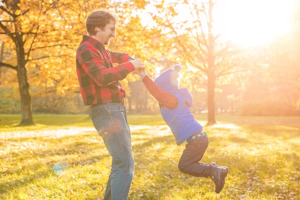 Vader Wandelt Met Zijn Zoon Het Najaar Park Een Kind — Stockfoto