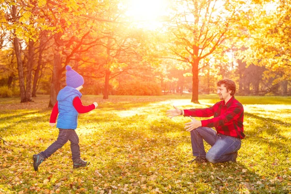 Padre Camina Con Hijo Parque Otoño Niño Hombre Bosque Están —  Fotos de Stock