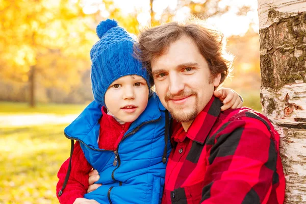 Der Vater Geht Mit Seinem Sohn Herbstpark Spazieren Ein Kind — Stockfoto