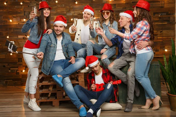 Party Mit Freunden Die Weihnachtsmannmützen Tragen Junge Leute Hipster Die lizenzfreie Stockfotos