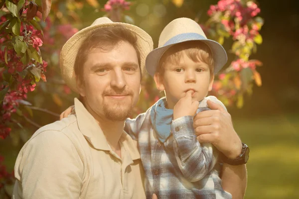 Vater Und Sohn Bei Einem Spaziergang Park Vater Und Kind lizenzfreie Stockbilder
