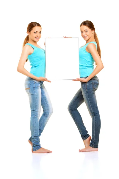 Ikrek Girls Modellek Két Mosolygó Gazdaság Banner Plakát Hely Szöveg Stock Kép