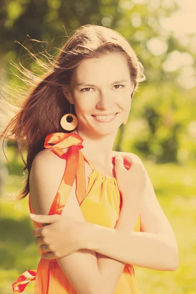 Schöne Junge Frau Über Die Natur Park Wind Haar Stockbild