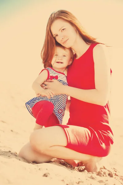 Μαμά Και Μωρό Υπαίθρια Ομορφιά Ευτυχισμένη Οικογένεια Παίζοντας Στην Παραλία Φωτογραφία Αρχείου