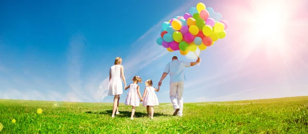 Glad Familj Anläggning Färgglada Ballonger Mamma Ded Och Två Döttrar Stockbild