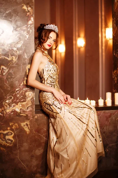 Kvinna Drottning Prinsessa Kronan Och Lux Dress Ljus Bakgrund Lyx Royaltyfria Stockbilder