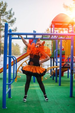 Güzel kız modeli fox maskesi Park açık. Sıradışı bir garip görünümü ile kadın moda. Standart dışı yaratıcı düşünme