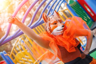 Güzel kız modeli fox maskesi Park açık. Sıradışı bir garip görünümü ile kadın moda. Standart dışı yaratıcı düşünme