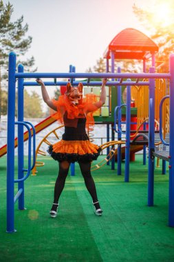 Güzel kız modeli fox maskesi Park açık. Sıradışı bir garip görünümü ile kadın moda. Standart dışı yaratıcı düşünme