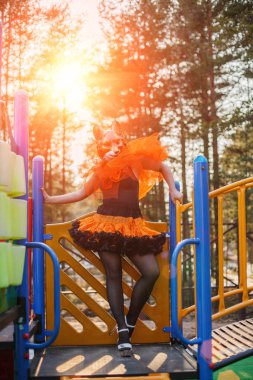 Güzel kız modeli fox maskesi Park açık. Sıradışı bir garip görünümü ile kadın moda. Standart dışı yaratıcı düşünme