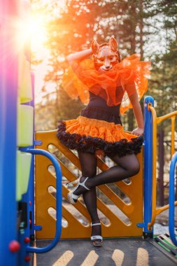 Güzel kız modeli fox maskesi Park açık. Sıradışı bir garip görünümü ile kadın moda. Standart dışı yaratıcı düşünme
