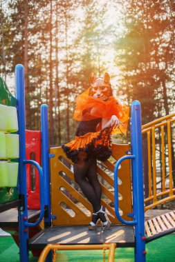 Güzel kız modeli fox maskesi Park açık. Sıradışı bir garip görünümü ile kadın moda. Standart dışı yaratıcı düşünme