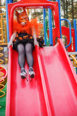Güzel kız modeli fox maskesi Park açık. Sıradışı bir garip görünümü ile kadın moda. Standart dışı yaratıcı düşünme