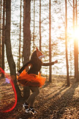 Güzel kız modeli fox maskesi Park açık. Sıradışı bir garip görünümü ile kadın moda. Standart dışı yaratıcı düşünme