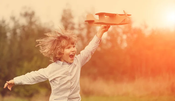 Kinderflieger Mit Flugzeug Bei Sonnenuntergang Kleiner Junge Der Freien Vor — Stockfoto