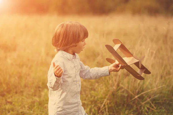 Podřízené Zkušební Letec Letadlem Západ Slunce Malé Chlapce Hrát Kartonové — Stock fotografie